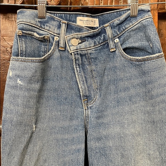 A&F Curve Love ’90s Straight Ultra High-Rise Jeans 24/00 Crossover/Angled Waist - Picture 8 of 9